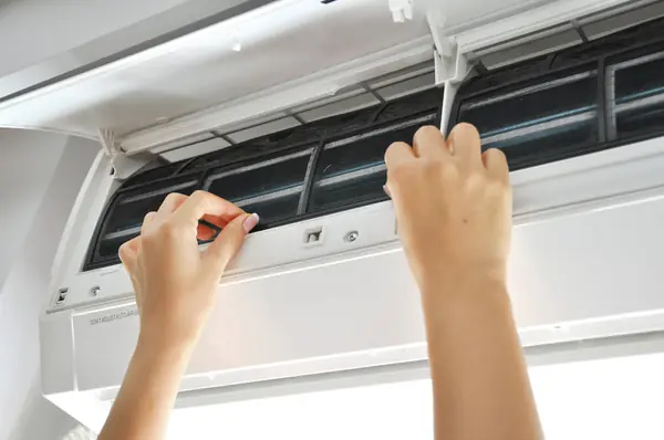 Máy Lạnh Chảy Nước Có Nguy Hiểm Không?